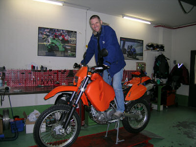 Phil auf der bald fertigen KTM625sxc