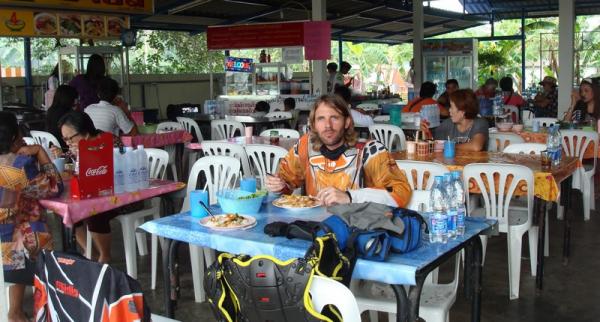 Phil in einem typischen Food Court